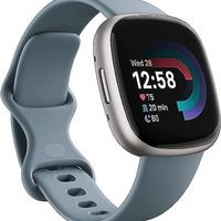 fitbit Versa 4 健身智能手表，内置 GPS，电池续航时间长达 6 天 -  9.0 或更高版本，瀑布蓝/白金铝材