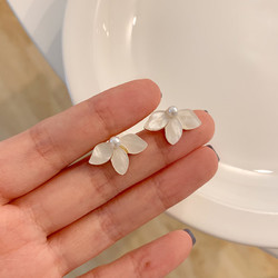 TMOWO 白色花朵珍珠耳钉女小众设计感耳环气质仙冷淡风耳环耳饰