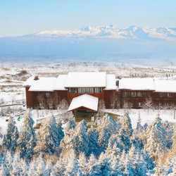 家庭滑雪/娱雪/温泉一堆权益全含！长白山鲁能胜地瑞士酒店/美憬阁精选酒店 指定房型1-2晚套餐（含早餐+2大1小温泉+2大1小滑雪及娱雪等）