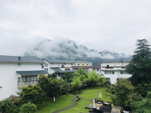 就在武夷山脚下，门票免费还含双餐，周末清明不加价！福建南平武夷山天泽花园别墅酒店 私享庭院大/双床房 2-3晚连住套餐（含双早+双人正餐+欢迎水果+下午茶+棋牌室+接站服务等）