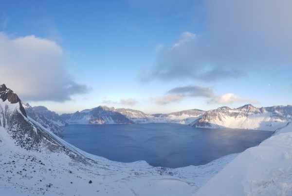 看天池超方便 还可滑粉雪+泡火山温泉！吉林长白山希尔顿逸林温泉酒店  逸林客房2-3晚套餐（含双早+2大1小温泉滑雪体验）