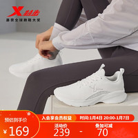 XTEP 特步 女鞋网面减震耐磨跑步运动鞋876118110021 帆白/银色 39