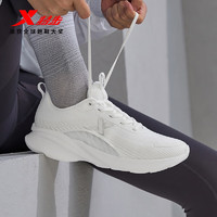 XTEP 特步 女鞋网面减震耐磨跑步运动鞋876118110021 帆白/银色 39