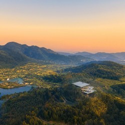 火到发紫的遛娃胜地！莫干山开元森泊  哇里哇国双床房/木屋大床套房 1晚（含双早+水乐园/幻想岛门票+芙罗拉花园+萌宠乐园等）