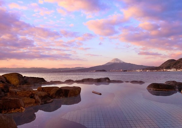 边泡澡边看富士山！日本伊豆淡岛酒店 山海景套房 1晚（含双早）