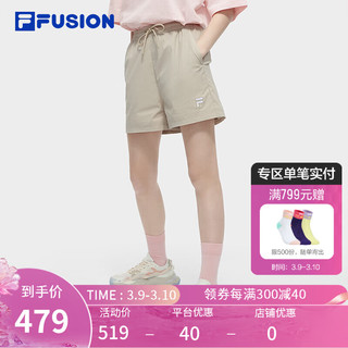 FILA FUSION斐乐潮牌梭织短裤女2024夏季时尚休闲宽松五分裤 浅豆泥棕-BG 180/78A/XXL