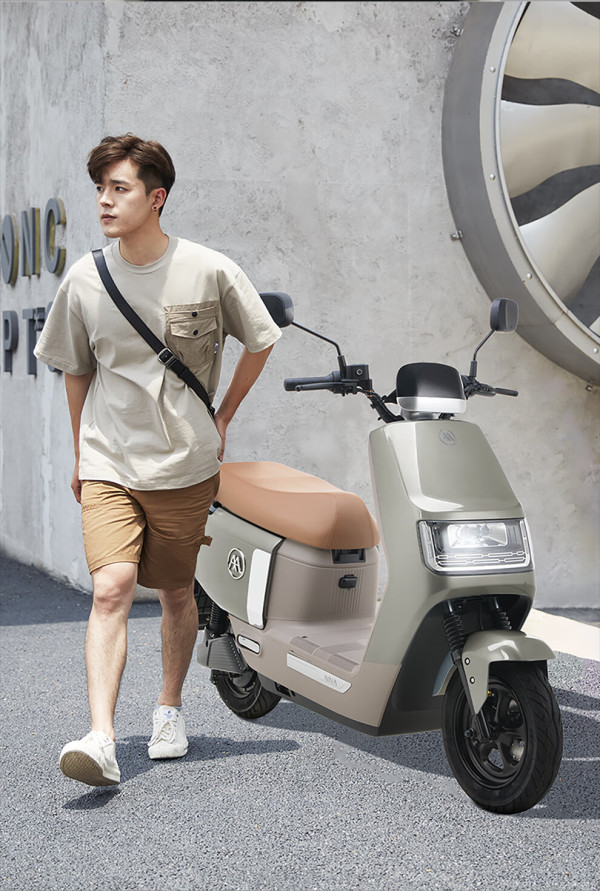 aima爱玛新国标卫士轻便电动摩托车到店选色提