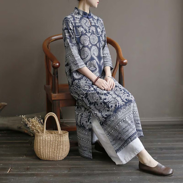 知筆墨 2021复古做旧蜡染风青花瓷棉麻中式旗袍连衣裙 宽松开叉袍子女 蓝色 均码