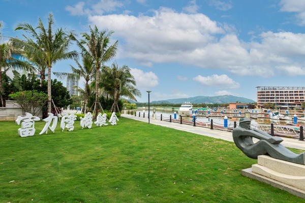 冲浪遛娃两不误，周末不加价！陵水香水湾夏日冲浪度假酒店 豪华海湾大床房 4晚连住（含双早+水上摩托等水上体验+丰富亲子活动）