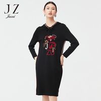 Juzui 玖姿 JZ玖姿女装秋季新款黑色直筒修身锦鲤连帽系带长袖针织连衣裙