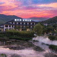 周末不加价！山水园林酒店，基础房就有60平！长兴景澜富硒山居酒店 境会园景大床房1晚套餐（含双早+汉服体验+迷你吧+餐券等）