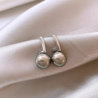 Trendolla 感灰色珍珠金属耳钉女法式复古韩国个性简约气质高亮珍珠耳环