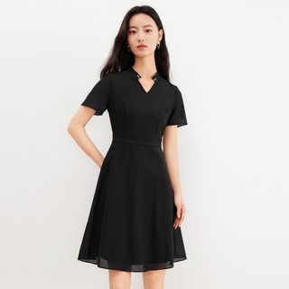 Koradior 珂莱蒂尔 连衣裙女夏季2024新款纯色不规则领口设计时尚高级气质裙