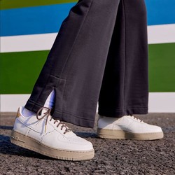 NIKE 耐克 女子空军一号运动鞋 AIR FORCE 1 '07 LX FV3700-112 37.5