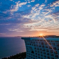 周末中秋不加价！三亚康年酒店 豪华园景双床/双拼大床房1-3晚套餐（含双早+丰富酒店权益）