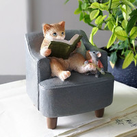 ZHENZIZAI 真自在 原创沙发看书猫客厅摆件工艺品摆件新年生日礼物 沙发上看书的猫Z13285A