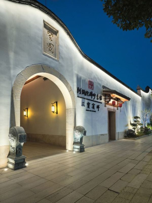 景区内,古色古香,是这家酒店的最大亮点.