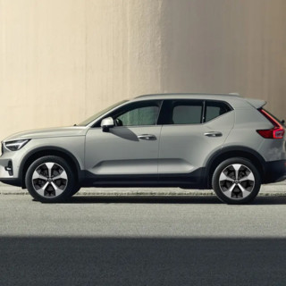 VOLVO 沃尔沃 XC40 24款 B4 四驱智远极夜黑版