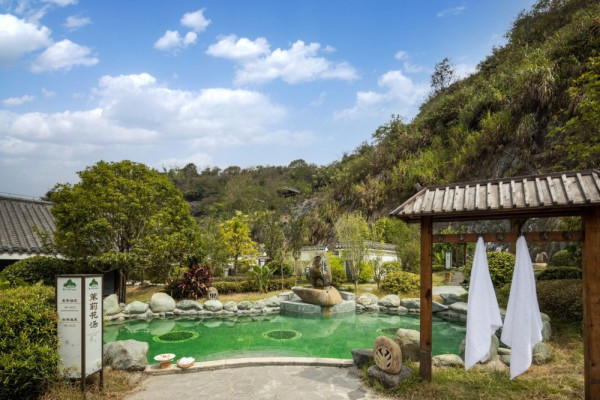 resorts/希尔顿酒店及度假村国内酒店>文章详情>暖水温泉区位于湖南