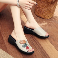 KAWEIDA 卡维妲 中年妈妈凉鞋中跟2023新秋天凉拖鞋女士坡跟舒适防滑休闲外穿 黑色 35