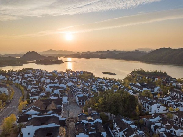 可住四人90平家庭房！送1顿正餐，周末/国庆后两日不加价！千岛湖文渊狮城璞仕酒店 新安园林府邸家庭房2晚连住（含双早+家庭中餐+文渊狮城景区门票等）