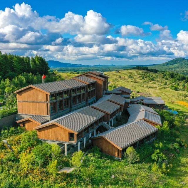 最后1天：雪季开版前都能用，国庆后都不加价！长白山望·长白鲁能美憬阁精选酒店 长白山山景大床房2晚套餐（含双早+地中海温泉+度假村丰富活动+机场接送机等）