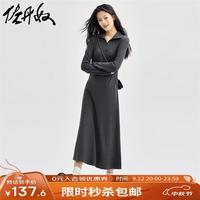 佐丹奴裙子女细坑条翻领半拉链门筒过膝针织连衣裙女05464866 灰白色 石板灰 M