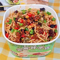 品七彩 云南小锅米线免煮冲泡食品方便速食烧鲜椒拌米线桶装