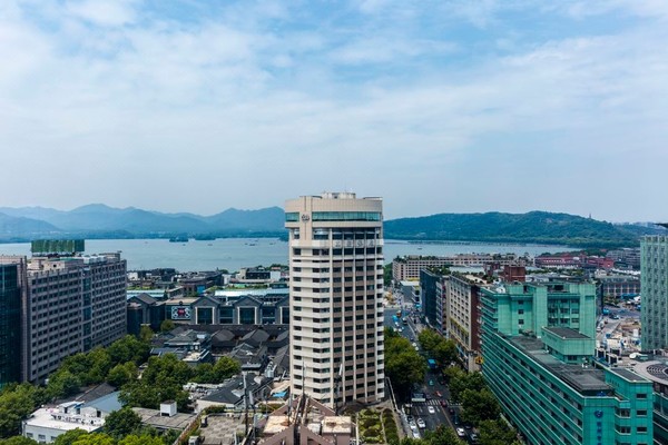 杭城老牌饭店，可360°赏碧色西湖！杭州友好饭店 180°全湖景行政大/双床房2晚连住（含双早+欢迎食篮+大堂吧下午茶）