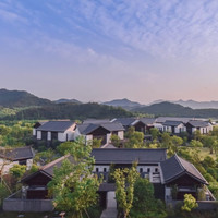 周末/清明限时不加价，只要日历房的一半！宁波东钱湖康得思酒店 豪华园景房/豪华庭院大床房1晚套餐（含双早+免费温汤泡池等）